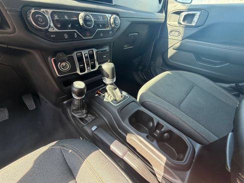 Used 2025 Jeep Wrangler Unlimited Sahara AWD/4WD image 39