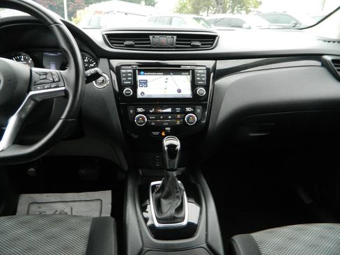 Used 2018 Nissan Rogue Sport SV w/ SV Technology Package image 16