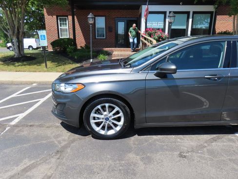 Used 2020 Ford Fusion SE FWD image 2