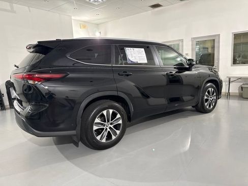Used 2024 Toyota Highlander XLE FWD image 12