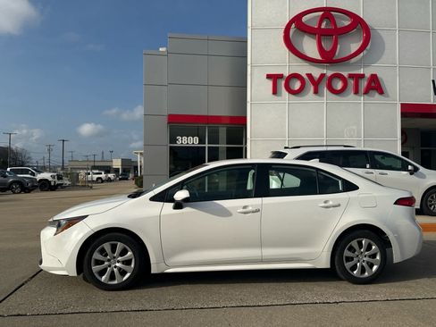 Used 2024 Toyota Corolla LE image 2