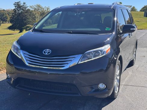 Used 2017 Toyota Sienna Limited Premium image 3