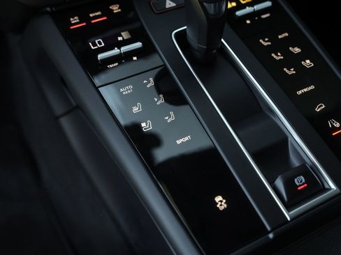 Certified 2025 Porsche Macan AWD/4WD image 26