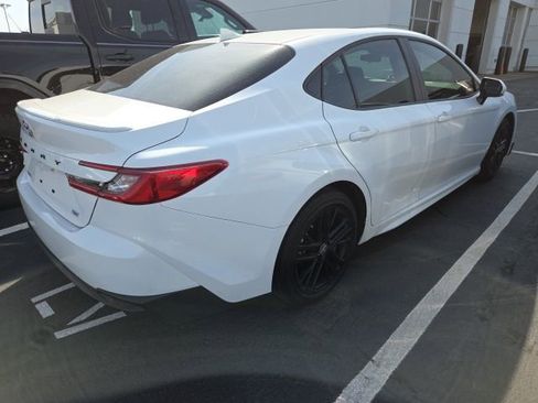 Used 2025 Toyota Camry SE image 3