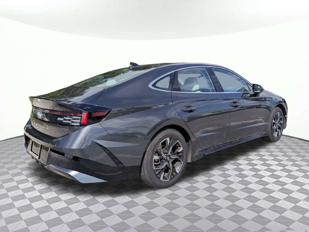 Used 2025 Hyundai Sonata SEL FWD image 3