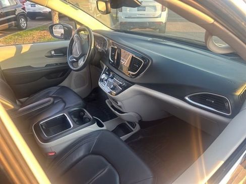 Used 2020 Chrysler Pacifica Touring-L Plus w/ Advanced Safetytec Group image 11