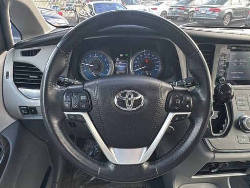 Used 2018 Toyota Sienna XLE image 18
