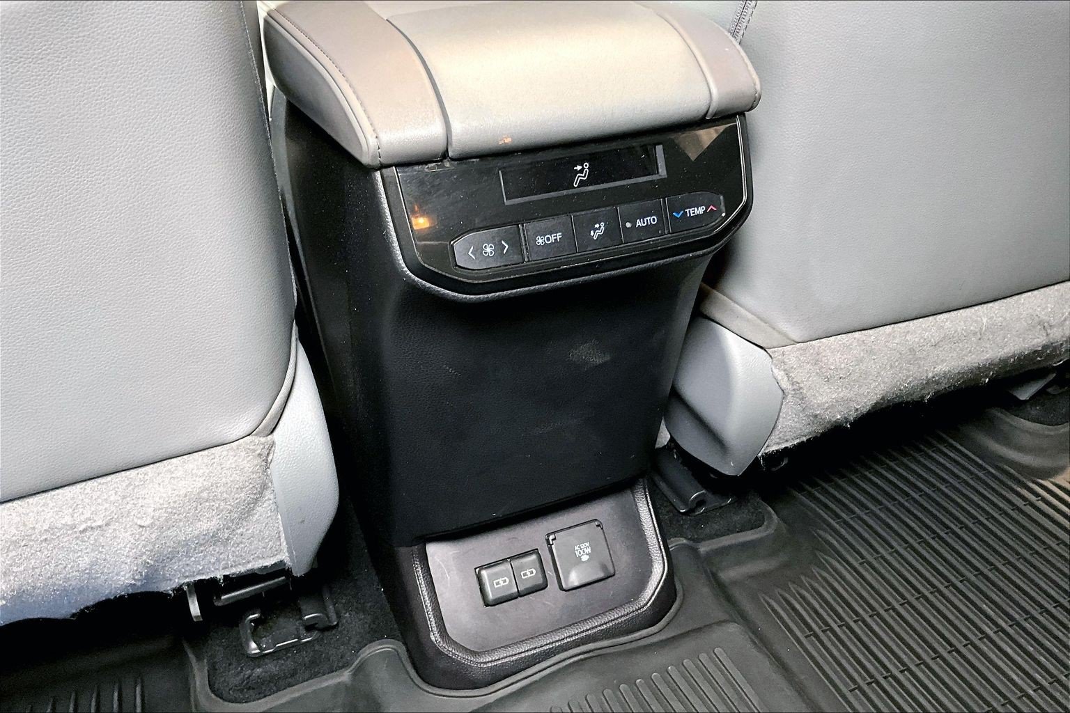 Used 2022 Toyota Highlander Limited FWD image 11