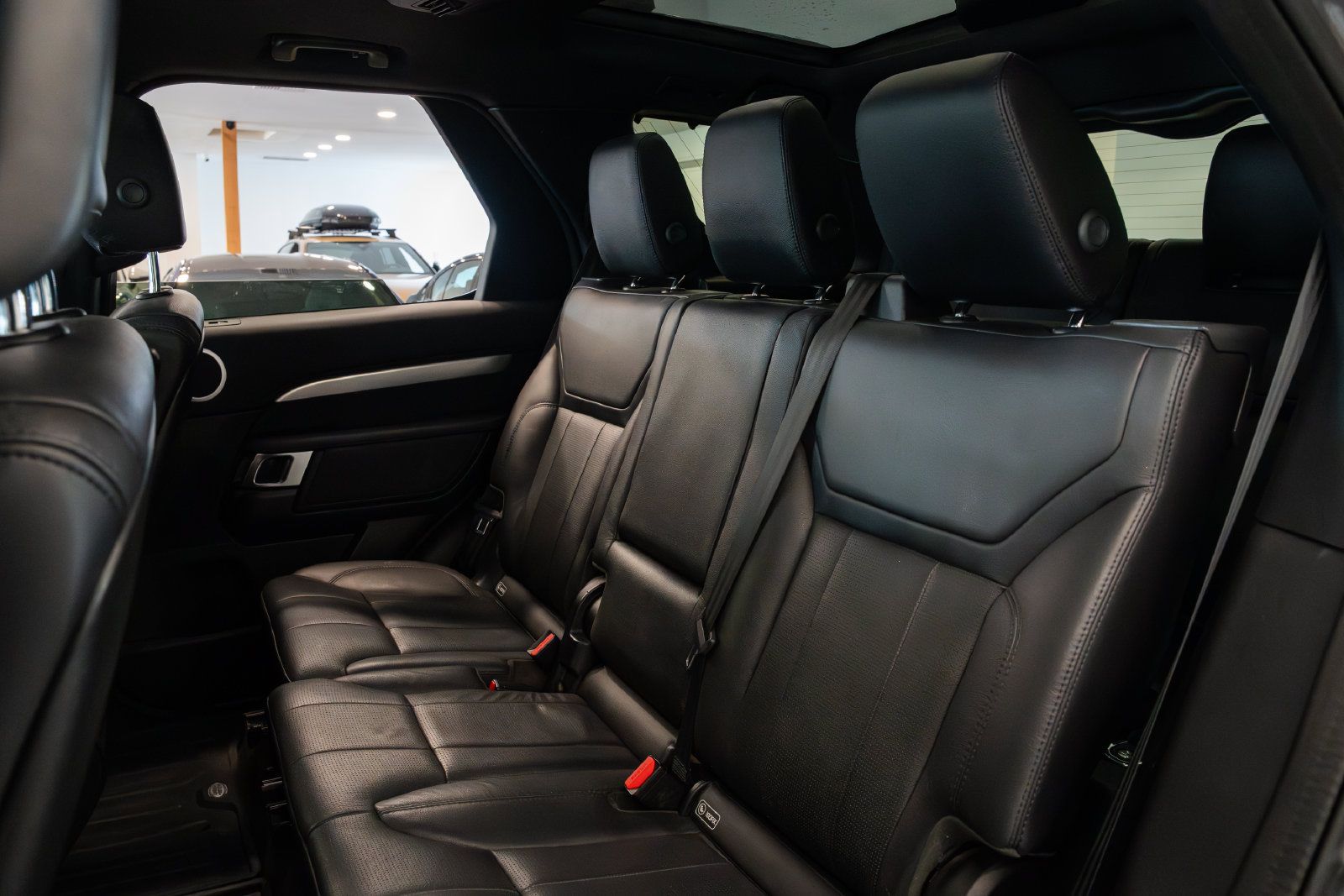 Used 2020 Land Rover Discovery Landmark AWD/4WD image 21