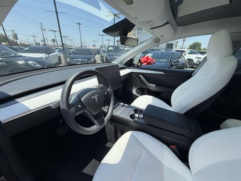 Used 2024 Tesla Model Y Long Range AWD/4WD image 9