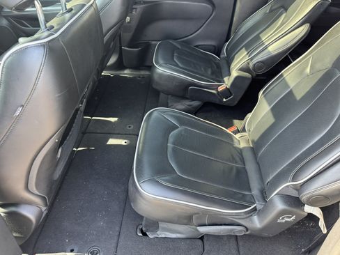 Used 2025 Chrysler Pacifica Limited FWD image 24