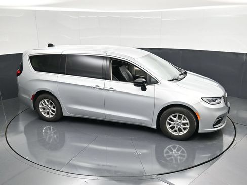 Used 2024 Chrysler Pacifica Touring-L FWD image 45