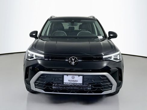 Certified 2025 Volkswagen Taos SE image 2