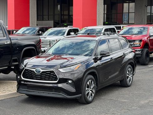 Used 2022 Toyota Highlander XLE FWD image 1