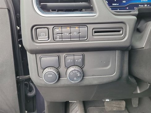 Used 2023 Chevrolet Suburban LT image 17