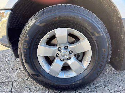 Used 2010 Nissan Frontier SE w/ SE Value Truck Pkg image 12