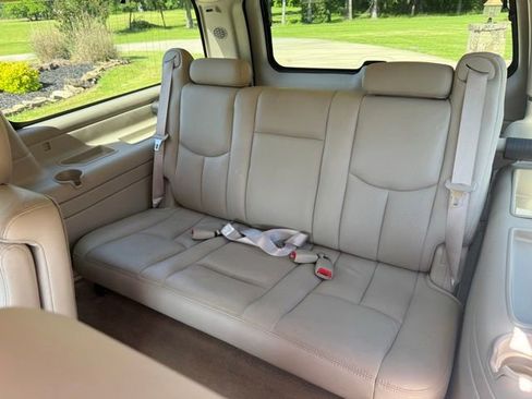 Used 2005 Cadillac Escalade ESV AWD image 16