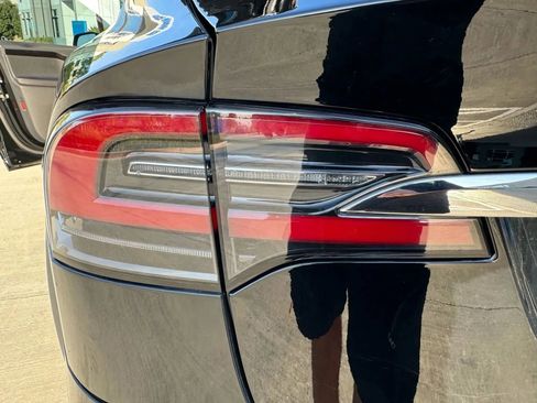 Used 2018 Tesla Model X 75D image 48