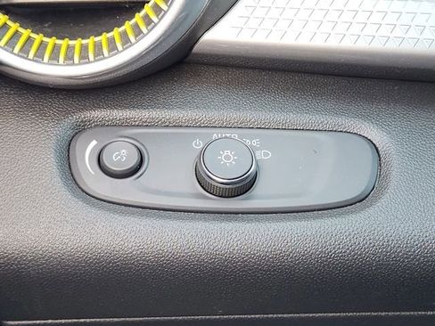 Used 2025 Chevrolet Trax LT image 23