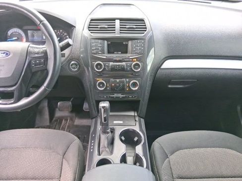 Used 2017 Ford Explorer XLT image 11