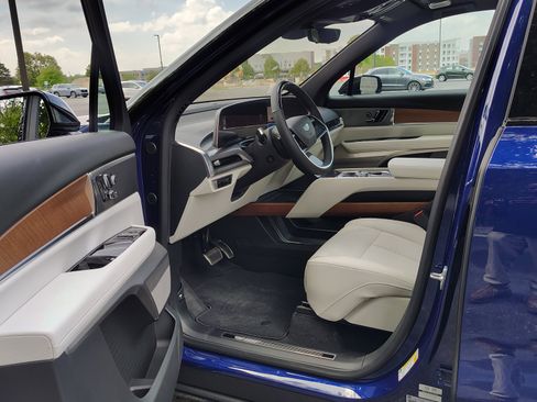 New 2026 Cadillac Vistiq Sport image 8