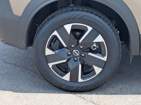 Used 2025 Nissan Kicks SV AWD/4WD image 9