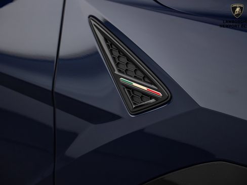 Used 2025 Lamborghini Urus SE image 3