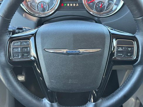 Used 2014 Chrysler Town & Country Touring-L FWD image 15
