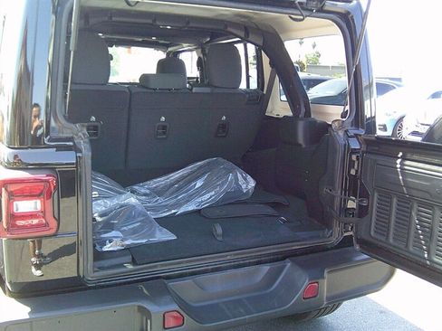 Used 2023 Jeep Wrangler Unlimited Sahara AWD/4WD image 16