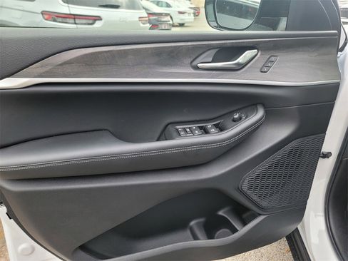 New 2025 Jeep Grand Cherokee Limited image 8