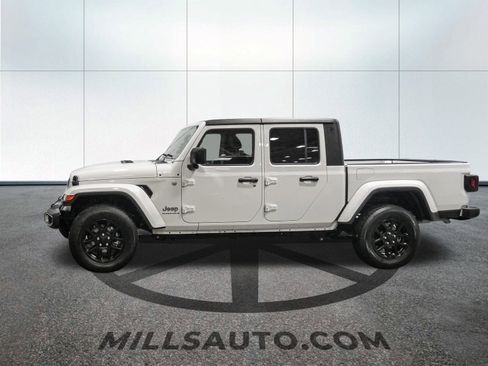 Used 2023 Jeep Gladiator Overland image 3
