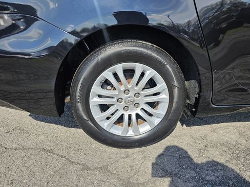 Used 2016 Toyota Sienna XLE image 5