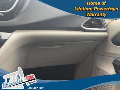 Used 2024 Chrysler Pacifica Touring-L FWD image 21