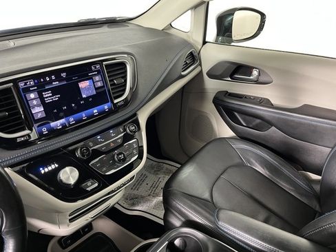 Used 2021 Chrysler Pacifica Touring-L image 32