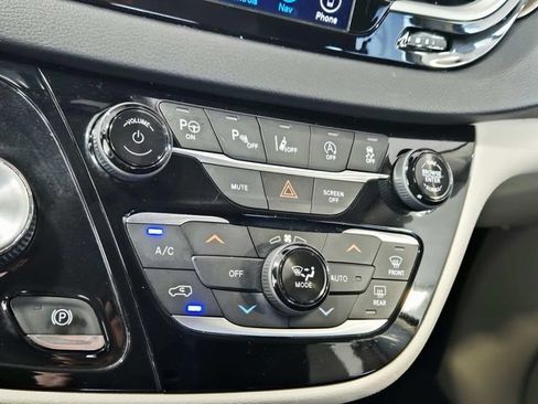 Used 2019 Chrysler Pacifica Touring Plus w/ Advanced Safetytec Group FWD image 27