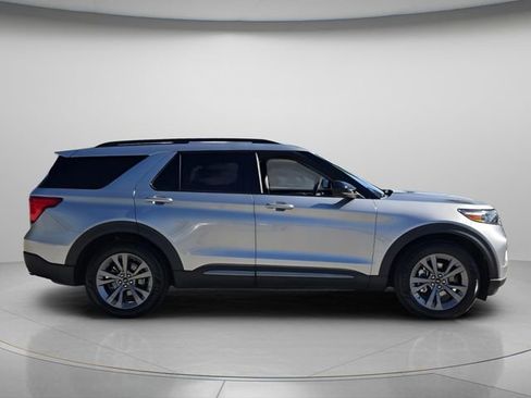 Used 2023 Ford Explorer XLT w/ Equipment Group 202A RWD image 5