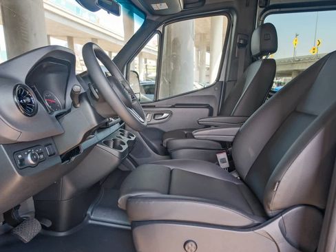Used 2024 Mercedes-Benz Sprinter 2500 image 21