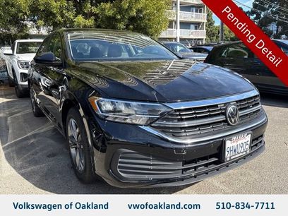 Used 2023 Volkswagen Jetta SE w/ Panoramic Sunroof Package