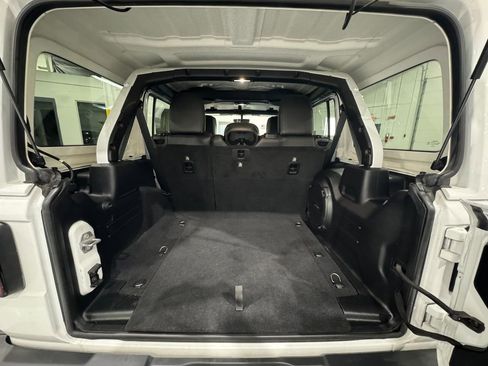 Used 2018 Jeep Wrangler Unlimited Sahara image 35