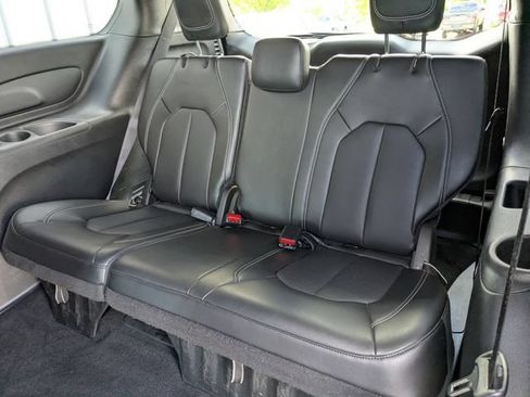 Used 2025 Chrysler Pacifica Select FWD image 26