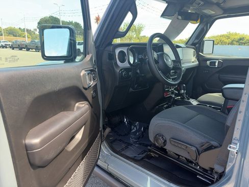 Used 2025 Jeep Gladiator Sport AWD/4WD image 7