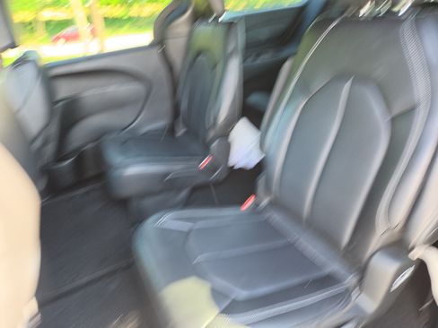 Used 2025 Chrysler Pacifica Select FWD image 12