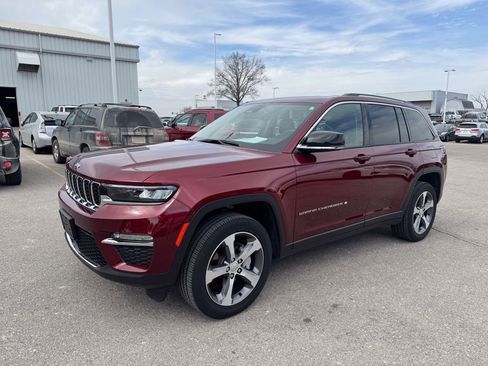 Used 2023 Jeep Grand Cherokee Limited w/ Trailer Tow Prep Group (B) image 2