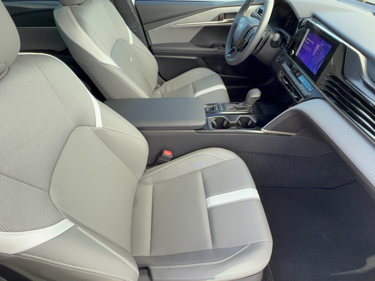 Used 2025 Toyota Camry SE w/ Convenience Package FWD image 30