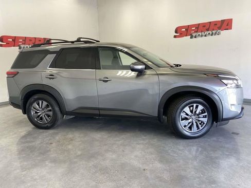 Used 2022 Nissan Pathfinder SV image 2
