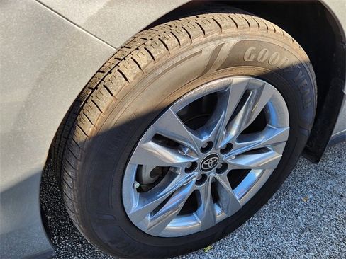 Used 2023 Toyota Sienna Limited image 10