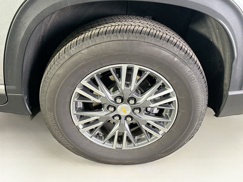 Used 2025 Chevrolet Traverse LT image 11