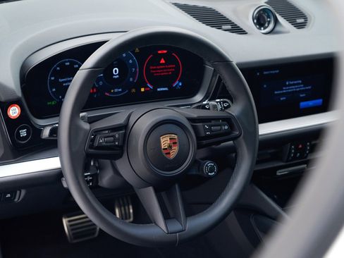 Used 2025 Porsche Cayenne S image 22