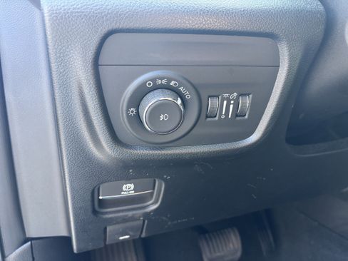 Used 2025 Jeep Grand Cherokee L Limited w/ Luxury Tech Group II image 12