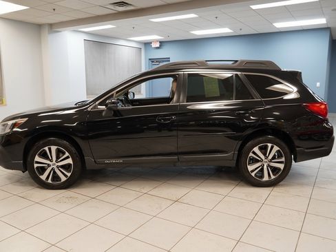 Used 2018 Subaru Outback 3.6R Limited image 2